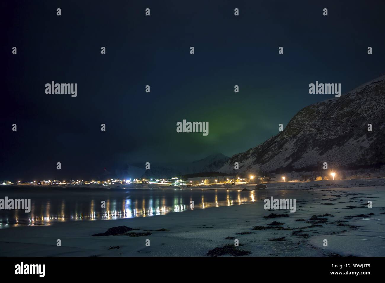 Norwegen. Lofoten. Ein kleines Dorf in der Nähe des Berges am Ufer des Fjords. Winter Nacht Stockfoto