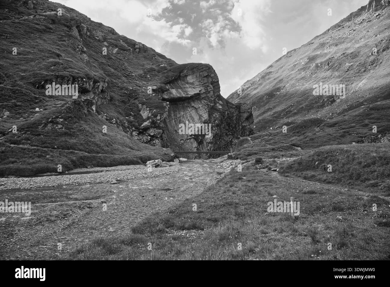 Majestätische Felsformationen in Einer atemberaubenden Tallandschaft von Greina, Schweiz. Stockfoto