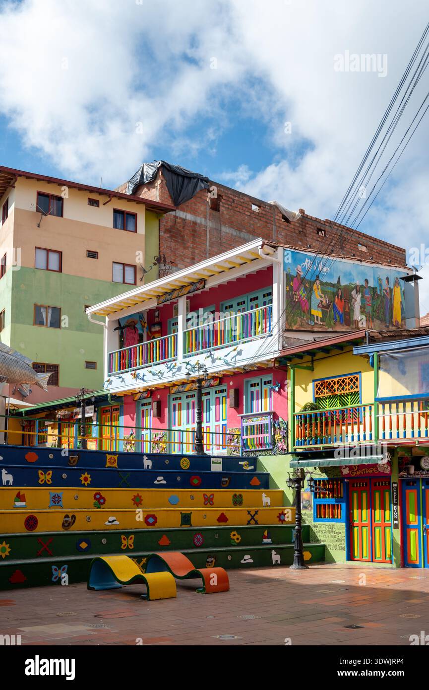 17. Juli 2023: Gemalte Stadtplatz-Architektur Und Treppe, Guatape, Antioquia, Kolumbien Stockfoto