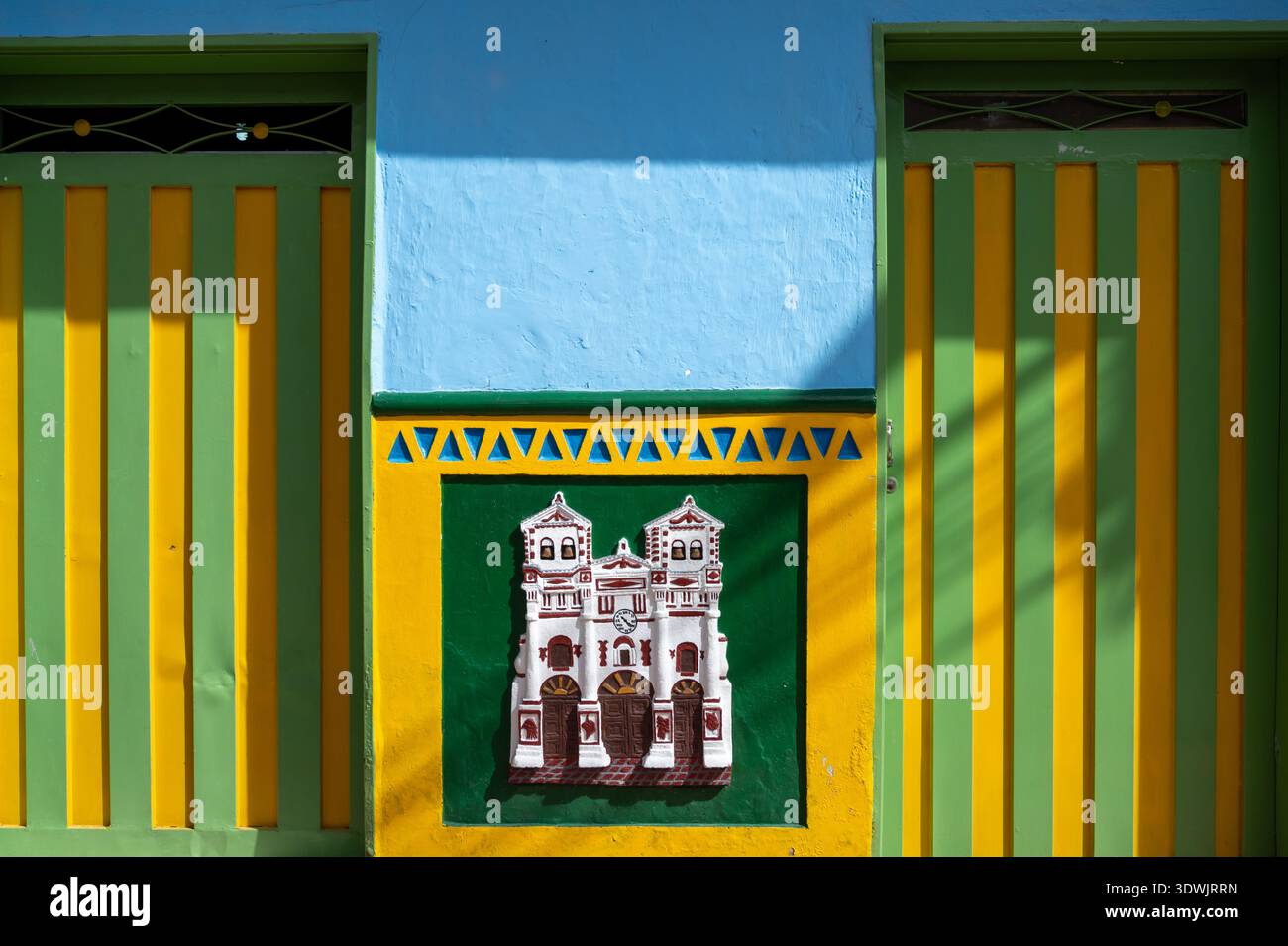 17. Juli 2023: Dekoratives Kirchengebäude Relief Auf Farbenfroher Fassade, Guatape, Antioquia, Kolumbien Stockfoto