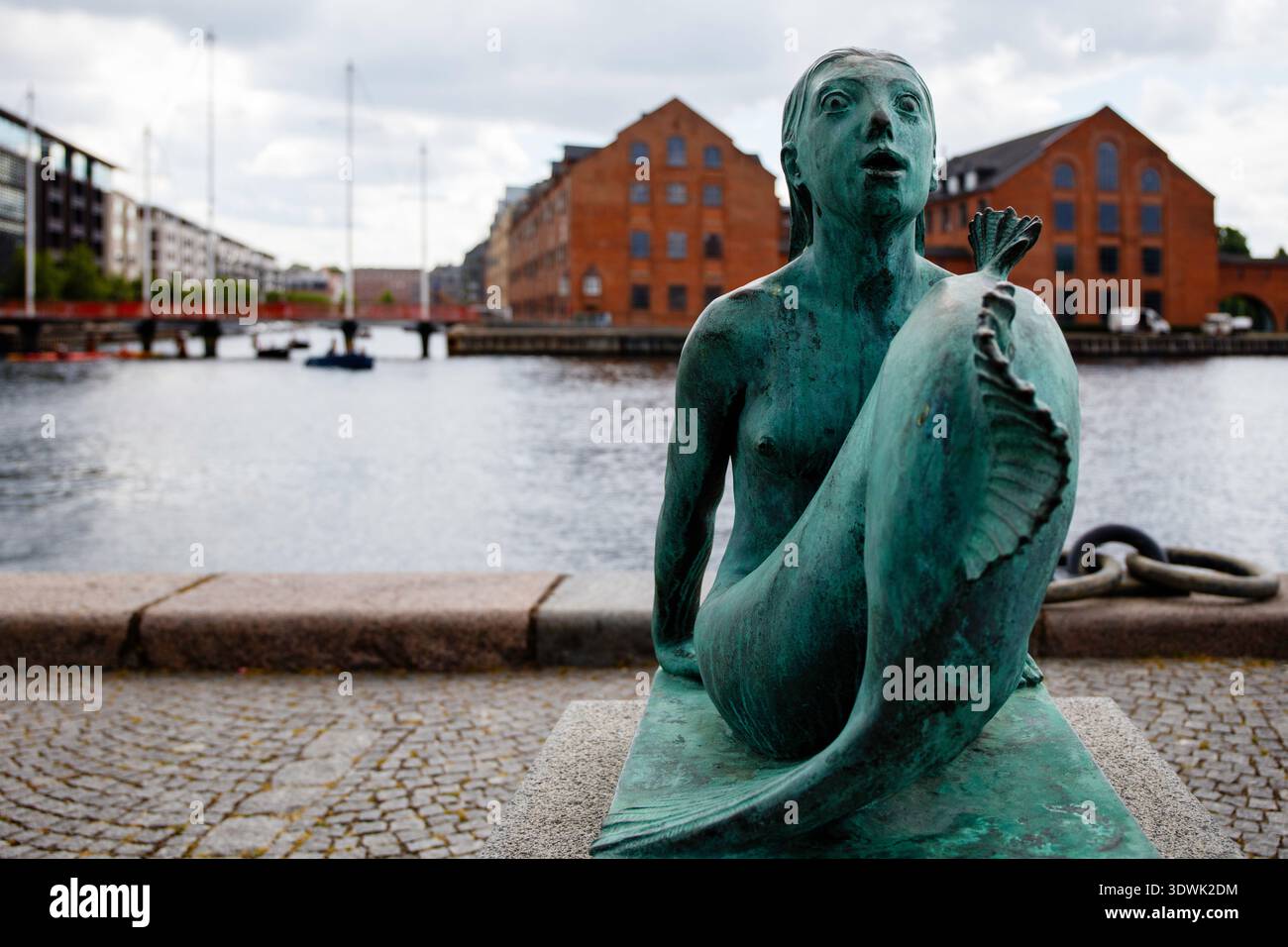 Eine einzigartige Meerjungfrauenskulptur befindet sich entlang des Kanals in Kopenhagen, Dänemark. Stockfoto