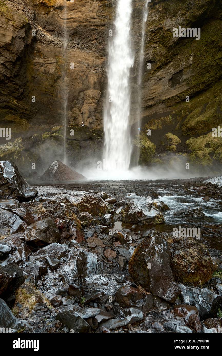 Kvernufoss Wasserfall island erzeugt starken Nebel Stockfoto