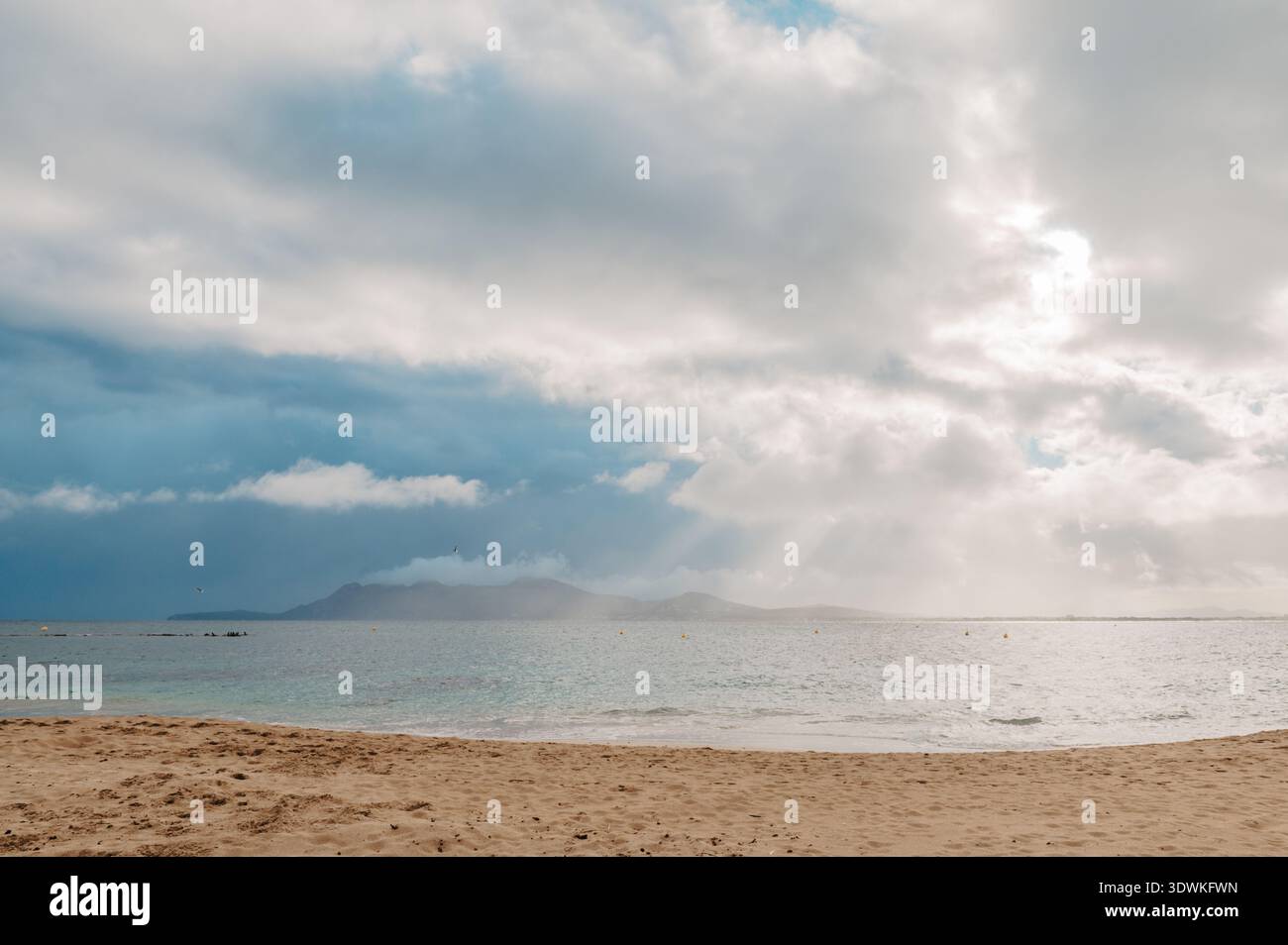 Dramatische Sturmwolken über dem Strand und dem ruhigen Meer in Port de Pollenca Stockfoto
