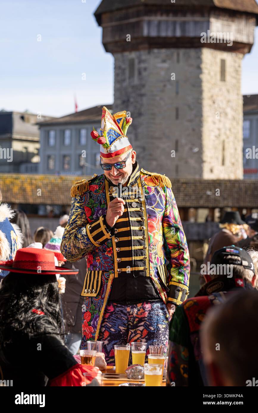 Lebhaftes Festival Kostüm bei der Lucerne Fasnacht Karnevalsparade Stockfoto