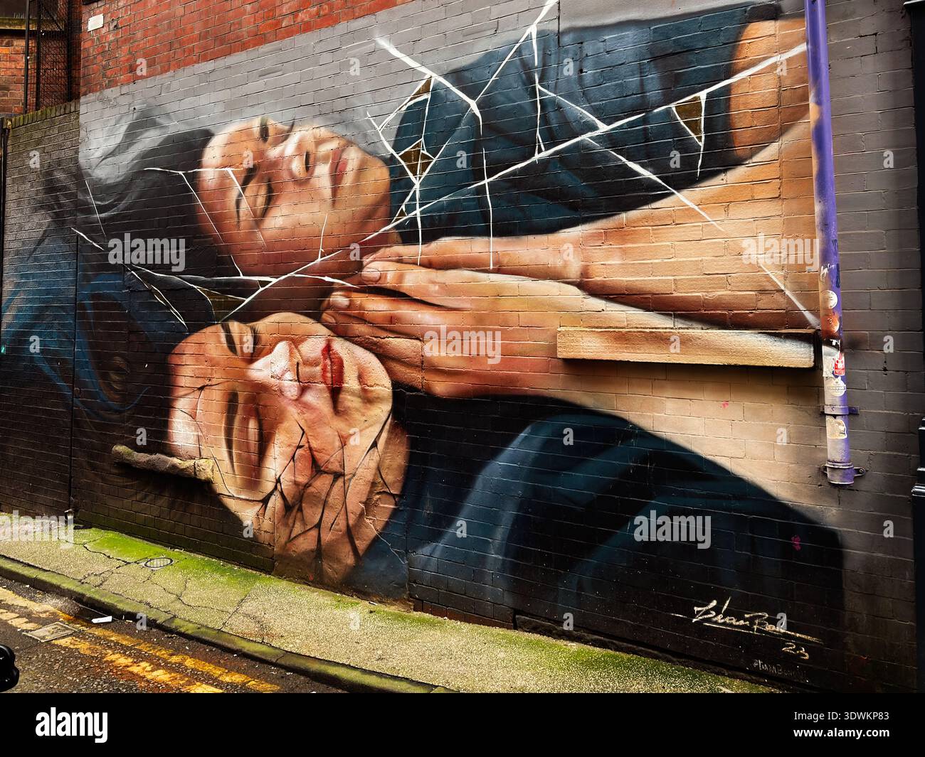 Manchester, Großbritannien - 30. Januar 2026: Buntes Straßenbild in Manchester mit zwei Gesichtern, die mit gerissenen Glaslinien zusammengepresst sind, Urban und expres Stockfoto