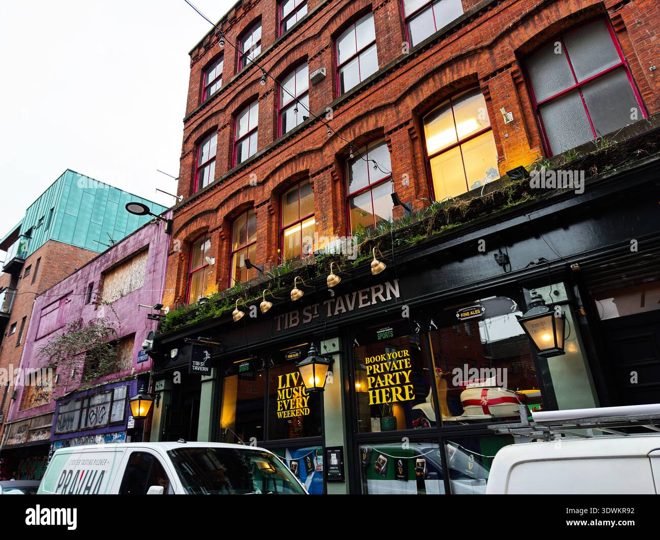 Manchester, Großbritannien - 30. Januar 2026: Brick Tib Street Tavern Pub-Fassade in Manchester mit Neonschildern und warmer Beleuchtung draußen. Stockfoto