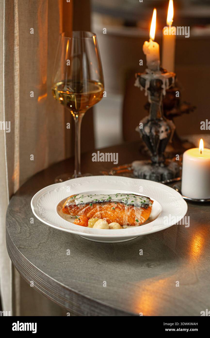 Lachs mit Kartoffeln in Beurre Blanc-Sauce Stockfoto