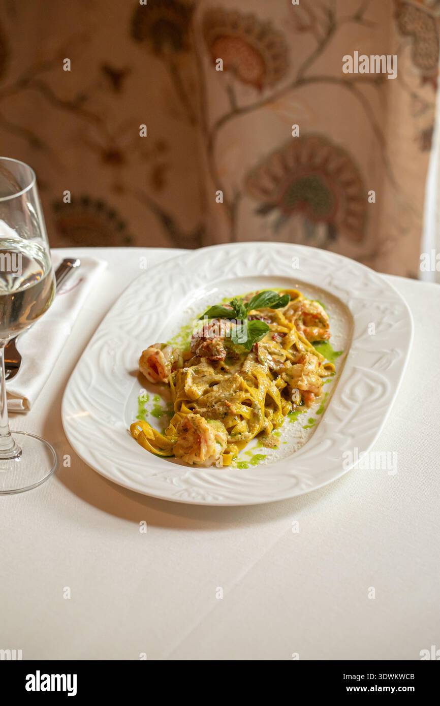 Nudeln mit Garnelen in cremiger Pesto-Sauce Stockfoto