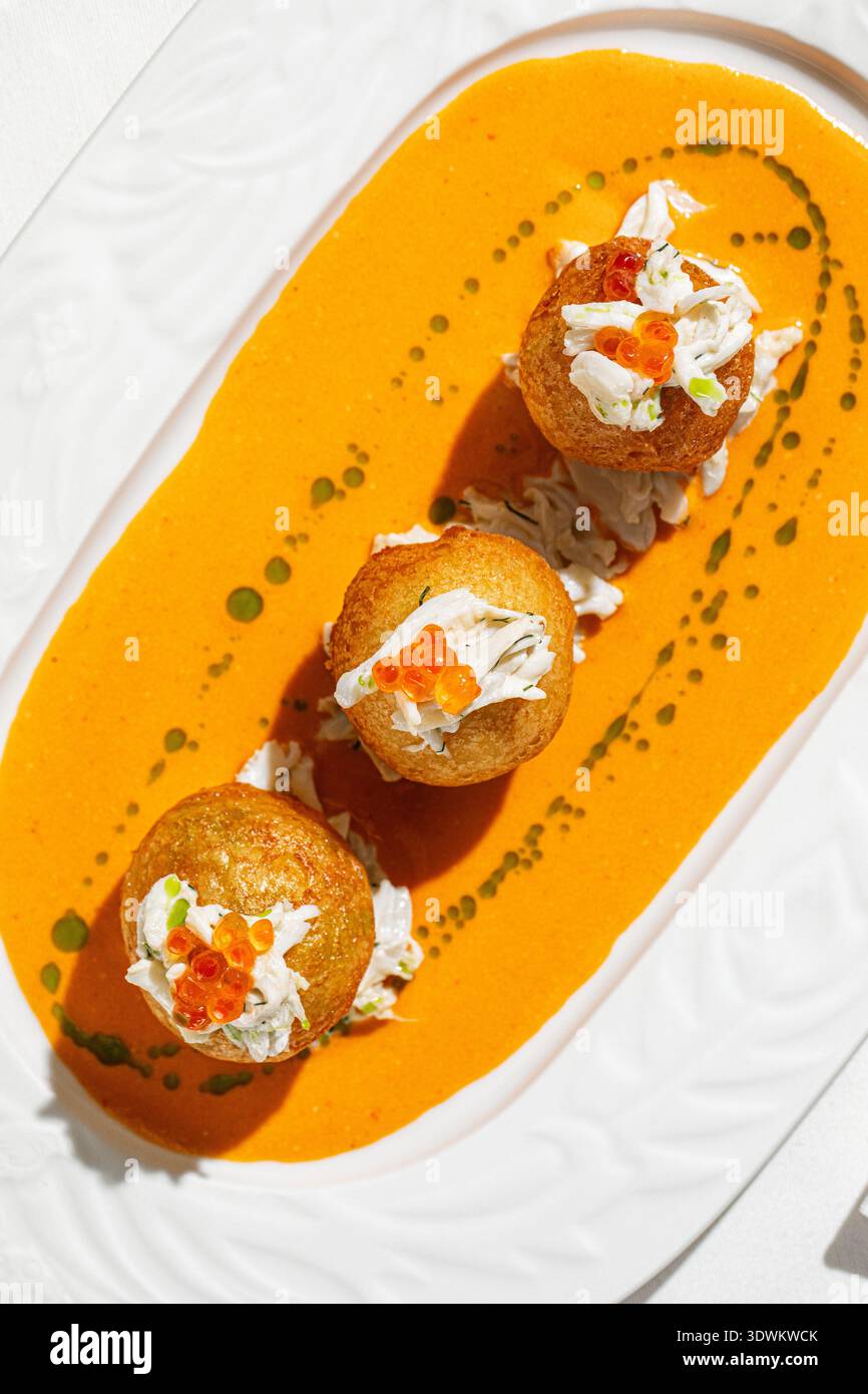 Gebratene Krabbenkroketten mit Kaviar und Sauce Stockfoto