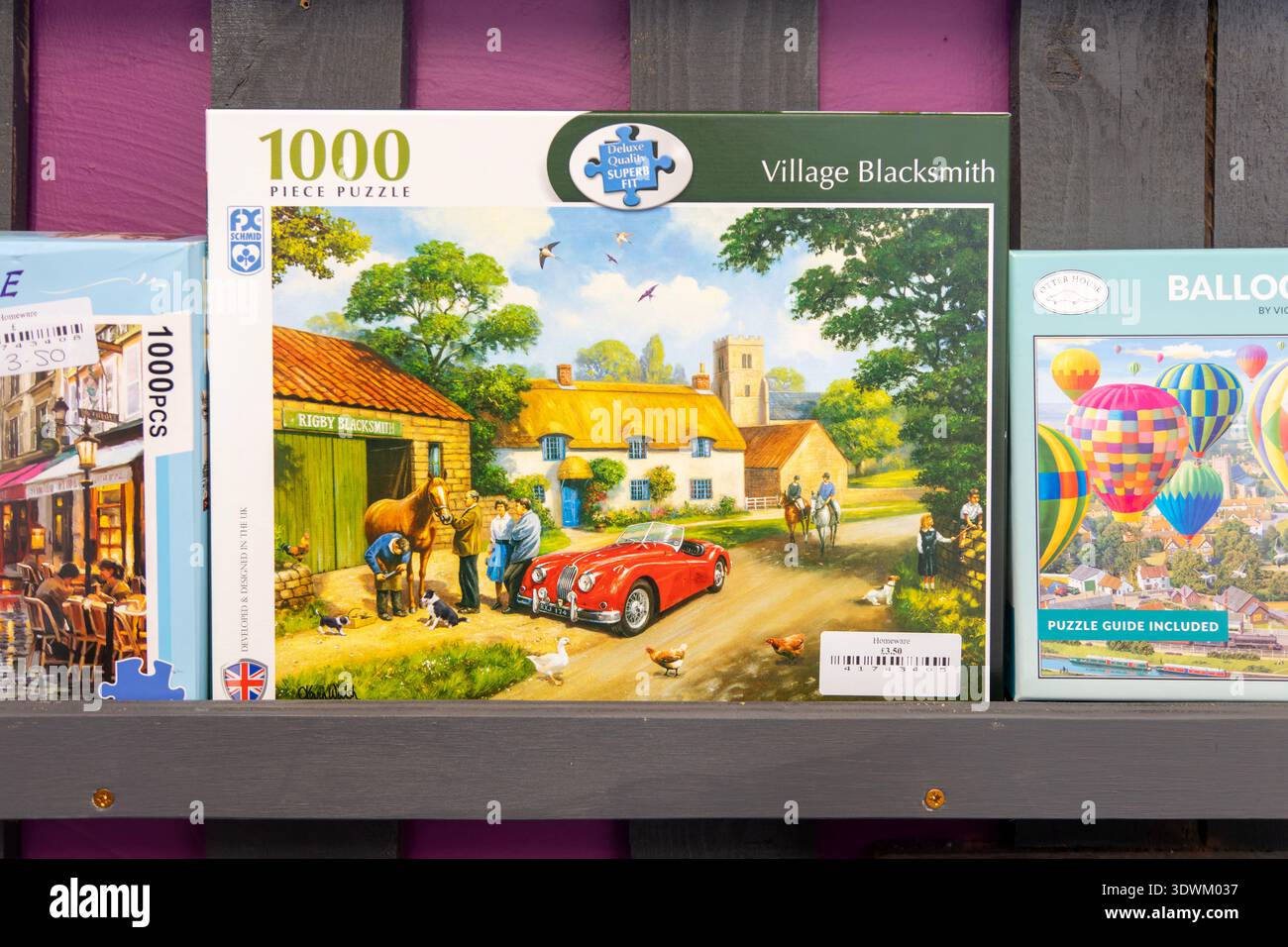 Puzzles in Schachteln werden im Second Hand Charity Shop, Großbritannien, gezeigt Stockfoto