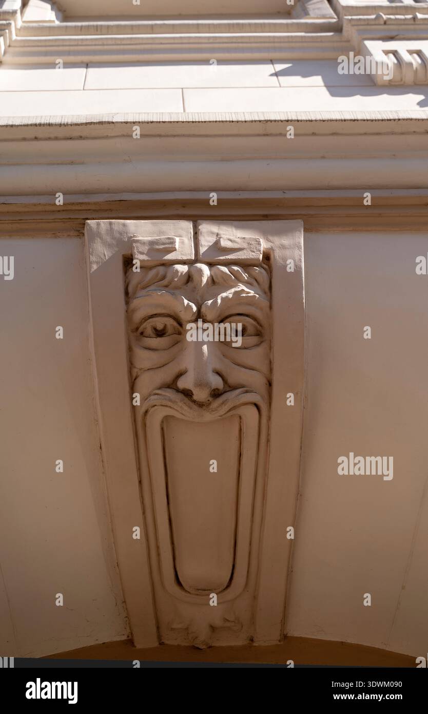 Dekorative Maskaronfigur an der Fassade eines Barockgebäudes aus dem 18. Jahrhundert. Begriff der plastischen architektonischen Ornamente, symbolische Beschützer Stockfoto