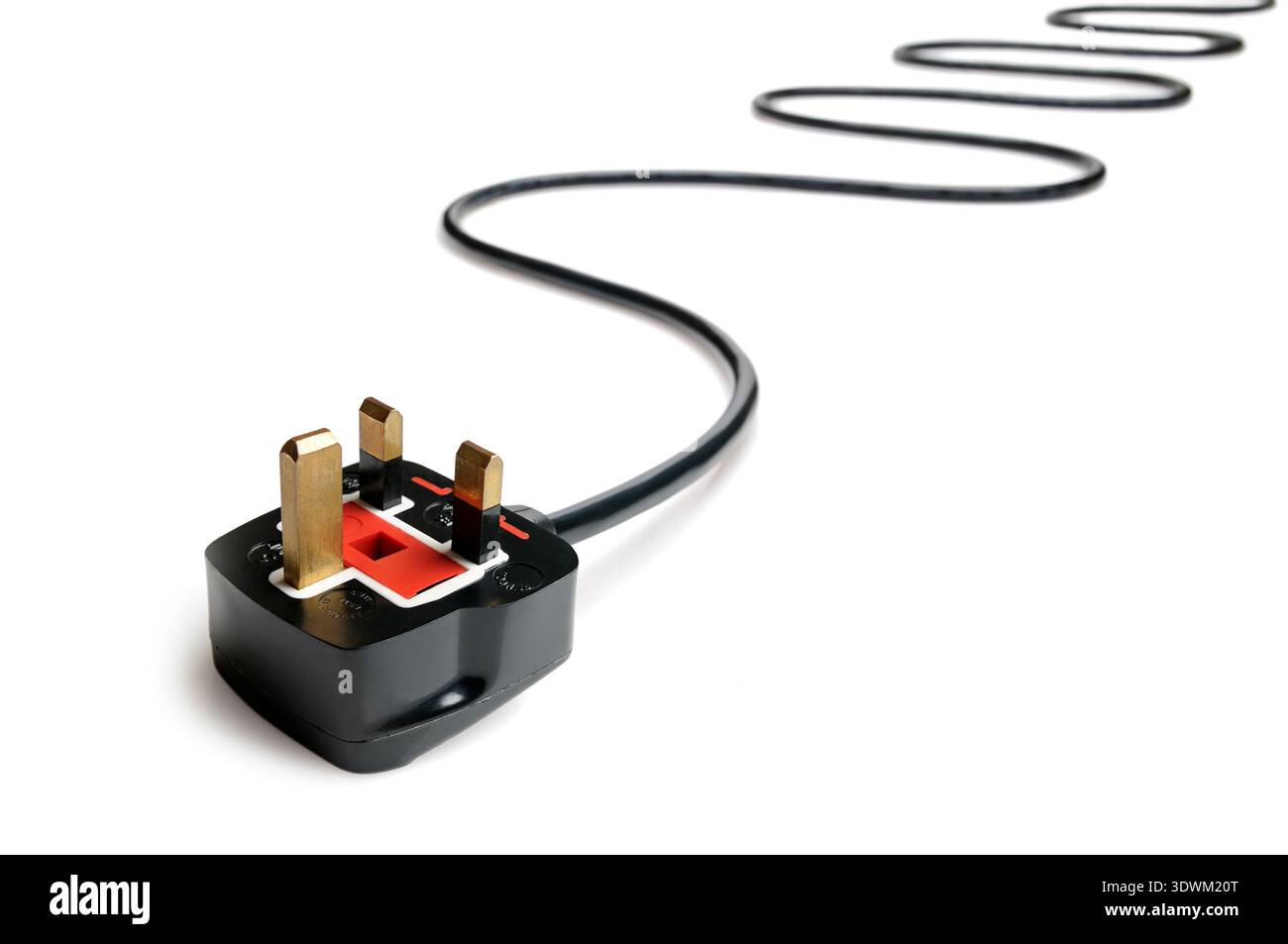 UK-Stecker und -Kabel vor weißem Hintergrund, Großbritannien Stockfoto