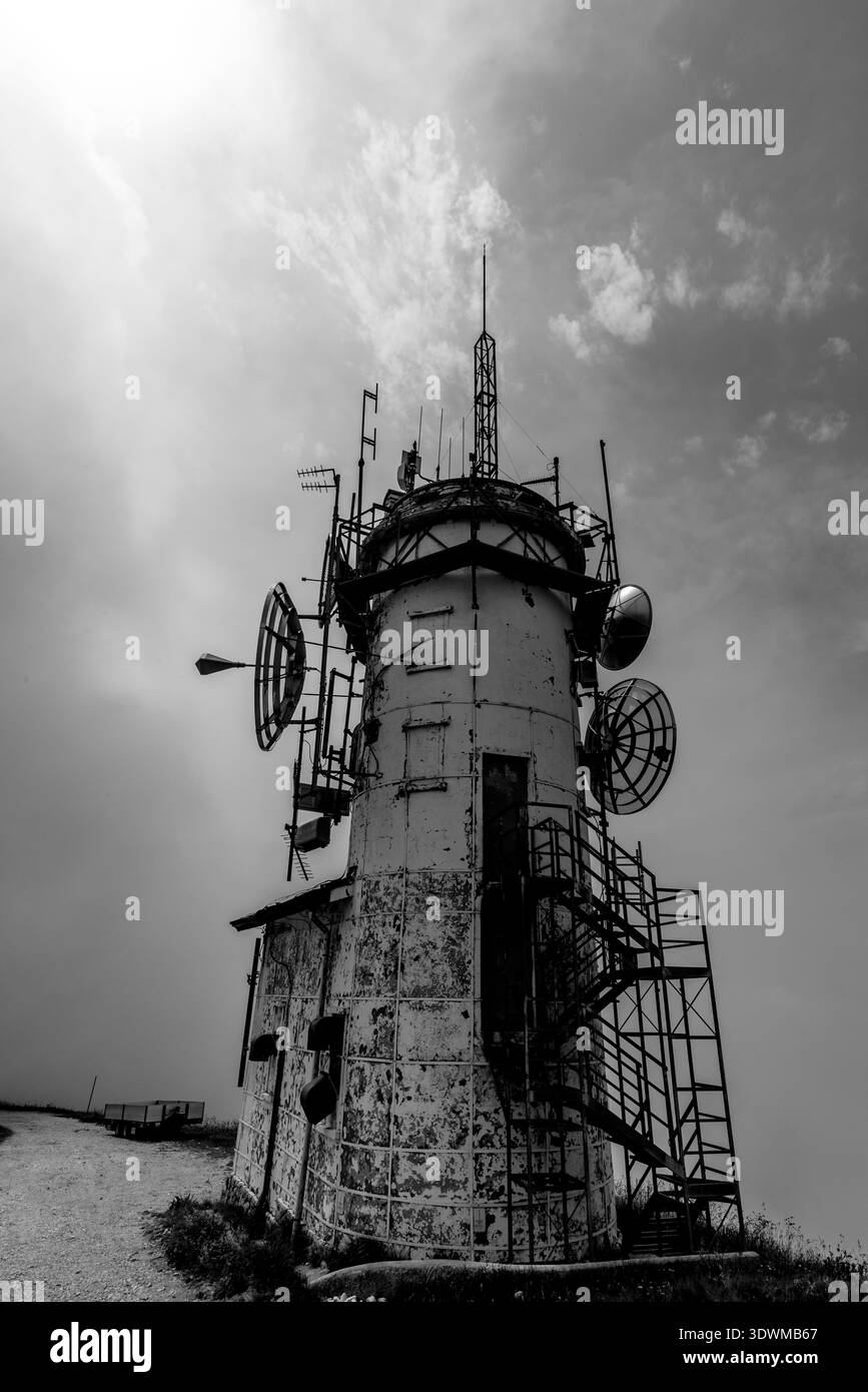 turm mit Antennen für die Kommunikation in den Bergen über dem Lago Treviso Veneto Italien Stockfoto