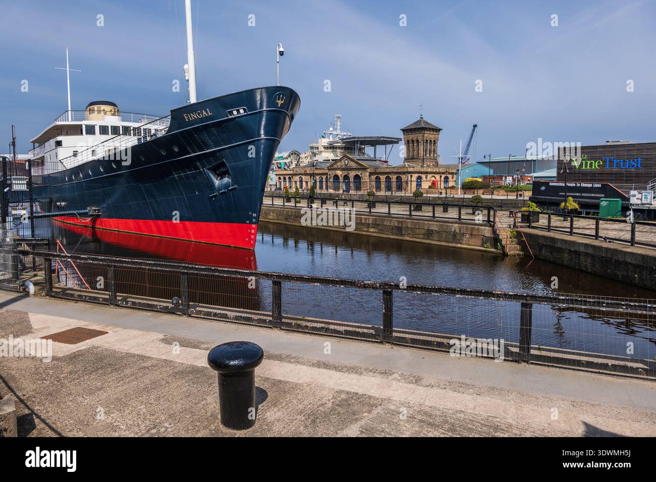 Fingal Hotel im Albert Dock Basin in Port of Leith in Edinburgh, Schottland, Großbritannien. Ehemaliges Schiff des Northern Lighthouse Board, jetzt fünf-Sterne-Luxus-flo Stockfoto