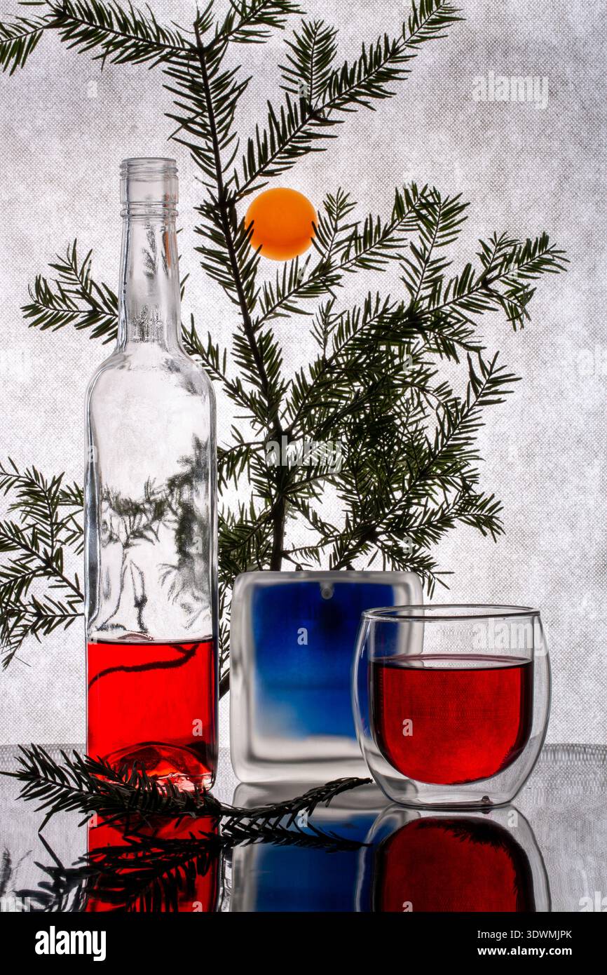 Silvester Stillleben mit Fichtenzweig und einem Drink auf dem Tisch Stockfoto