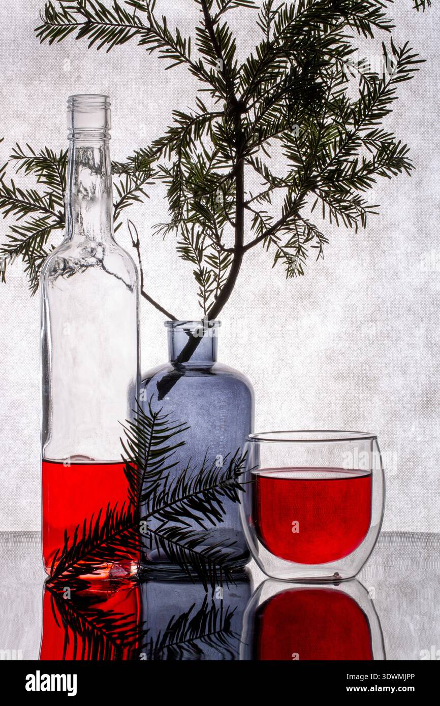 Silvester Stillleben mit Fichtenzweig und einem Drink auf dem Tisch Stockfoto