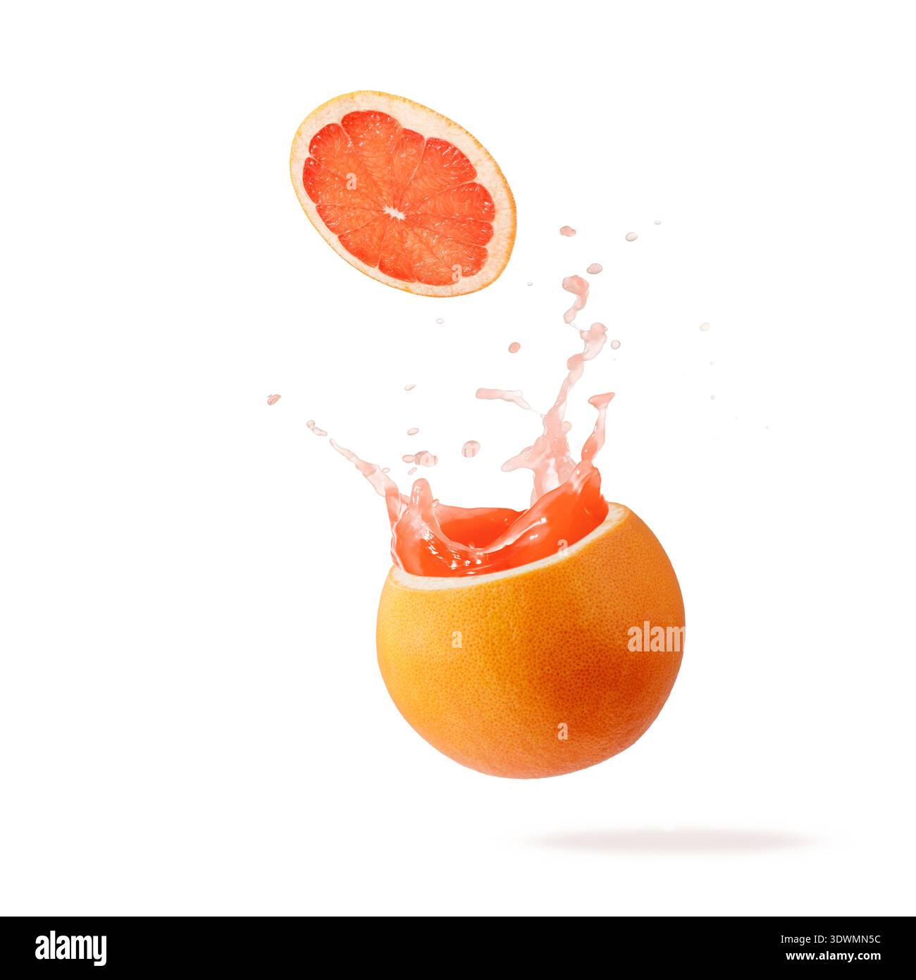 Frisch gepresster Grapefruitsaft spritzt von Früchten isoliert auf weißem Hintergrund mit Kopierraum. Grapefruitscheibe fliegt in Früchte. Stockfoto