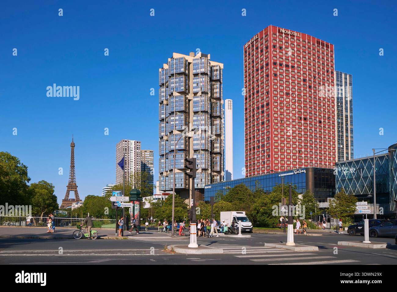 Frankreich, Paris, das Einkaufszentrum Beaugrenelle, die Gebäude an der seine und der Eiffelturm Stockfoto