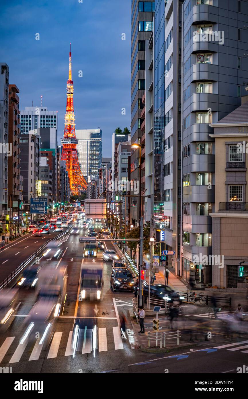 Japan, Honshu Island, Tokio, Tokyo Tower und die Minato Wolkenkratzer in der Abenddämmerung Stockfoto
