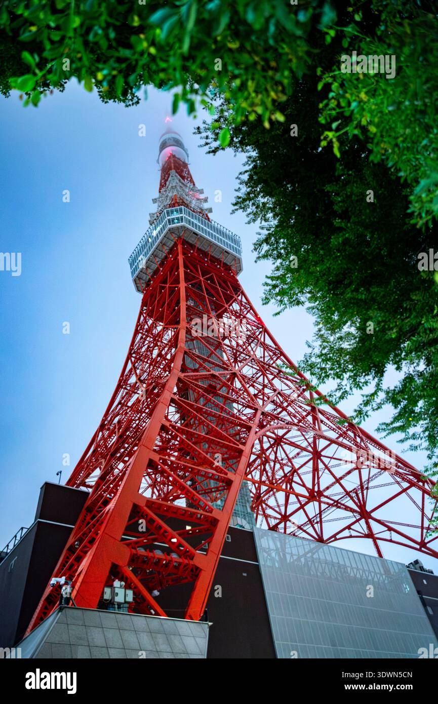 Japan, Honshu Island, Tokio, Minato District, Tokyo Tower, erinnert an den Eiffelturm und steht für französisch-japanische Freundschaft. Stockfoto