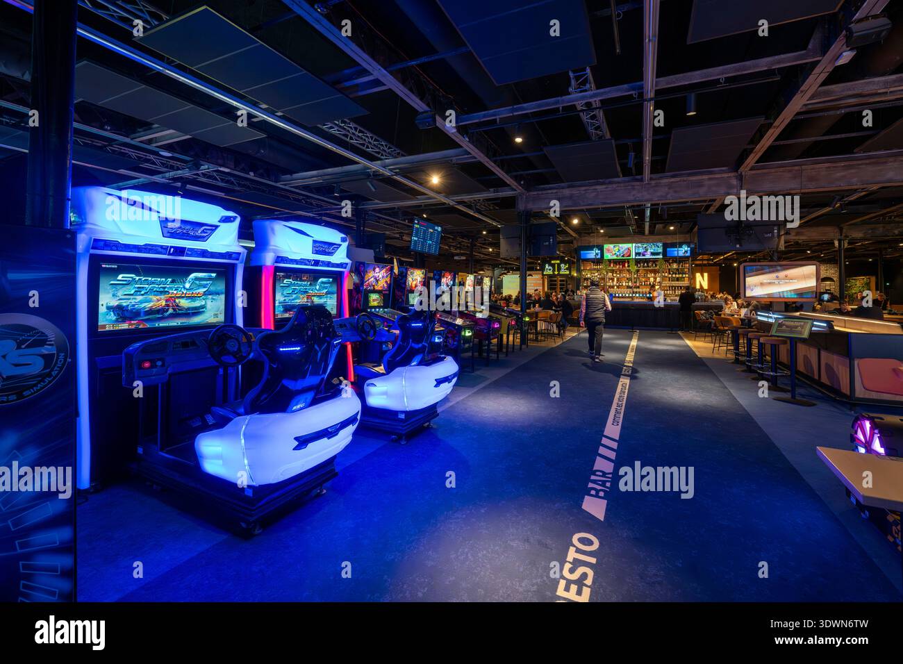 Frankreich, Nord, Saint Andre lez Lillel, Hall U Need, großer Komplex mit Bowling, Videospielen, Spielplatz im Innenbereich und Restaurant-Bar Stockfoto