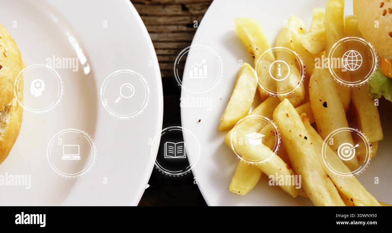 Weiße Teller mit gewürzten Pommes frites und Burgerbrötchen, Salat auf dunklem Tisch, digitale Symbole Stockfoto