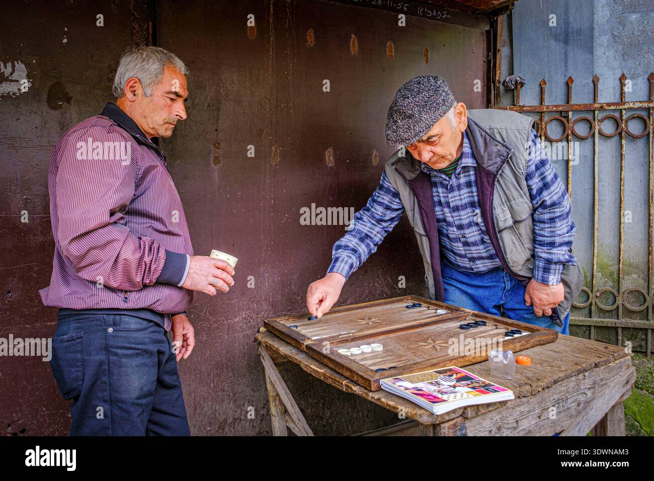 Georgia, Chiatura, zwei Männer spielen Backgammon Stockfoto