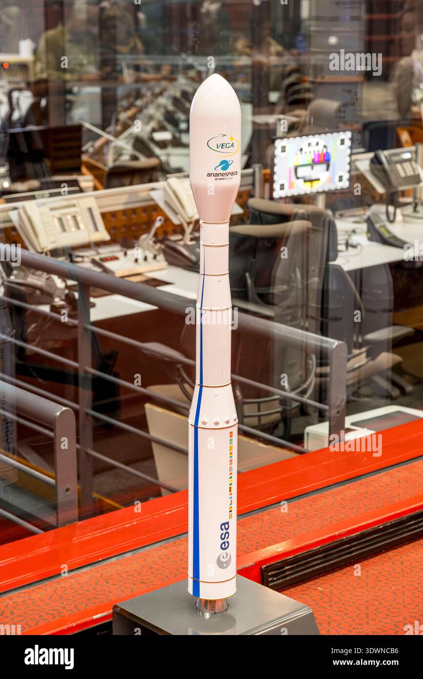 Frankreich, Französisch-Guayana, Kourou, Guayana Space Centre (Centre Spatial guyanais, CSG), auch Europas Raumflughafen genannt, Modell der europäischen Vega-Leichtrakete vor dem Kommandoraum Jupiter Stockfoto