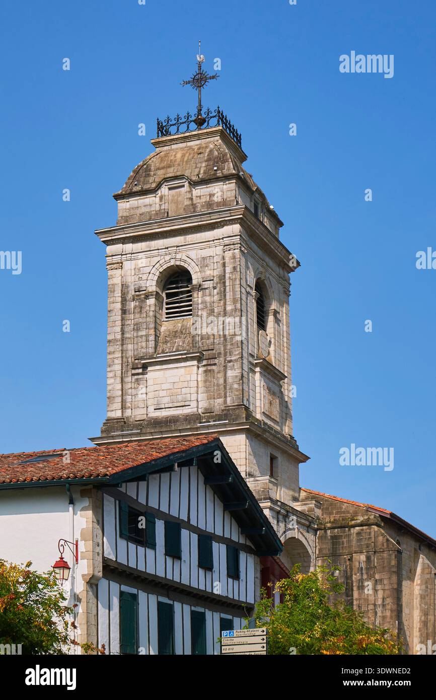 Frankreich, Pyrenäen Atlantiques, Baskenland, Urrugne, Kirche Saint Vincent, der Glockenturm ist mit einer Terrasse gekrönt und die Veranda trägt eine Sonnenuhr mit der lateinischen Aufschrift Vulnerant Omnes, Ultima Necat Stockfoto