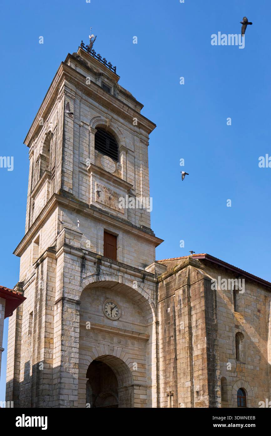 Frankreich, Pyrenäen Atlantiques, Baskenland, Urrugne, Kirche Saint Vincent, der Glockenturm ist mit einer Terrasse gekrönt und die Veranda trägt eine Sonnenuhr mit der lateinischen Aufschrift Vulnerant Omnes, Ultima Necat Stockfoto