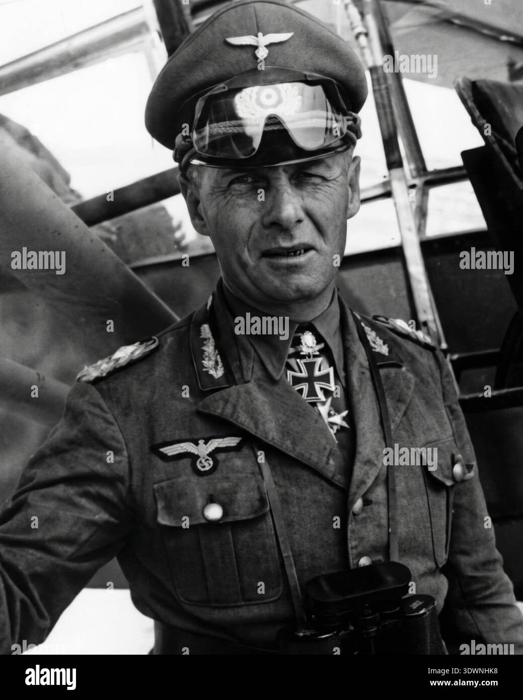 ROMMEL vor seinem Aufklärungsflugzeug Fieseler Storch Stockfoto