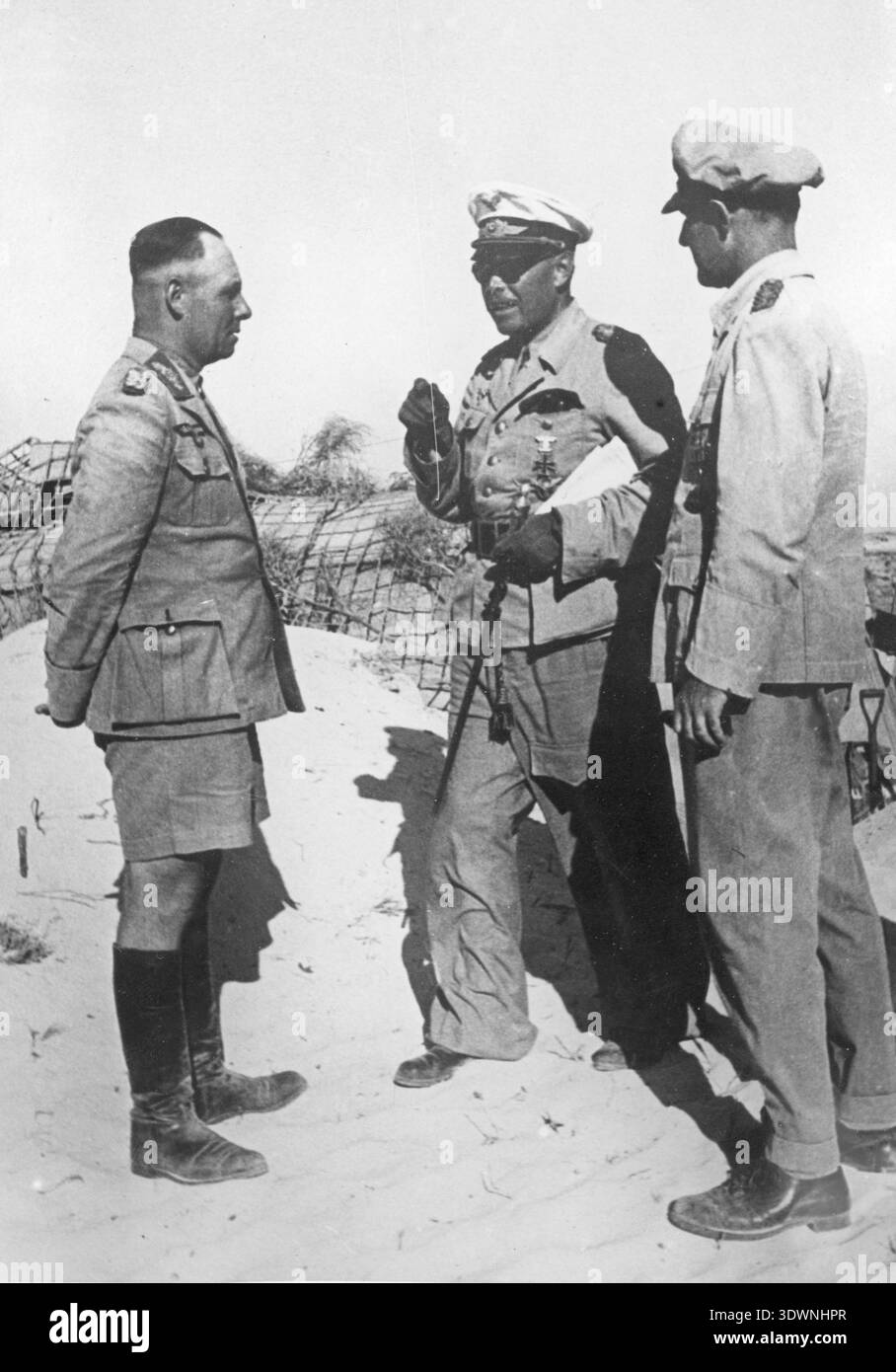 Marschall Erwin Rommel (erster von links) und Marschall Albert Kesselring (zweiter von rechts) diskutieren die Situation an den El-Alamein-Positionen. Stockfoto