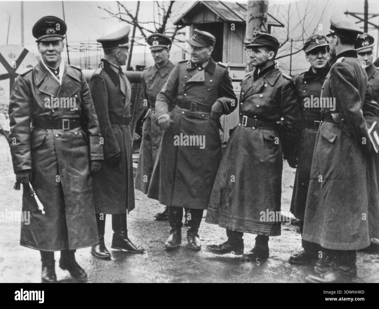 Marschall Erwin Rommel (1. Von links), umgeben von deutschen Grenzsoldaten in der Nähe der Spanisch-französischen Grenze. Stockfoto