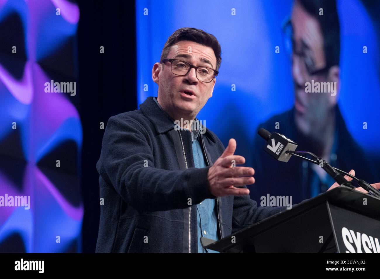 Der britische Bürgermeister Andy Burnham führt am 15. März 2023 New Order in South by Southwest ein. (Foto: John Anderson) Stockfoto