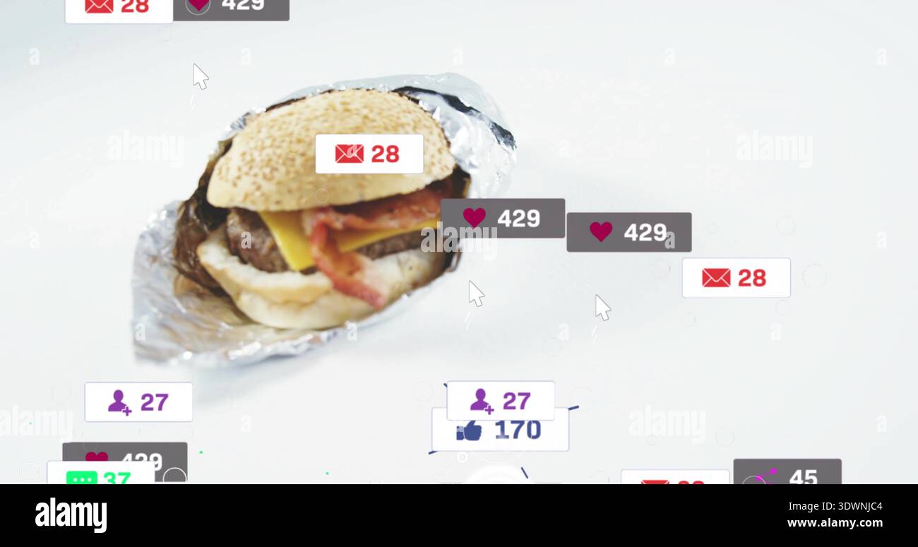 Teilweise ungewickelter Cheeseburger auf weißer Tischplatte mit zerknitterter Folie, Benachrichtigungsschilder Stockfoto