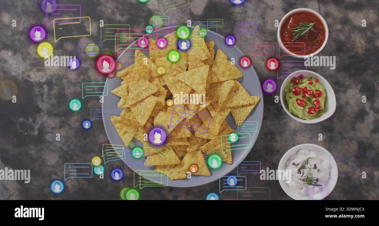 Mit dreieckigen Chips auf dunkler Tischplatte, 3 Schüsseln Salsa, Guac, Kräuterdip, Chat-Overlays Stockfoto