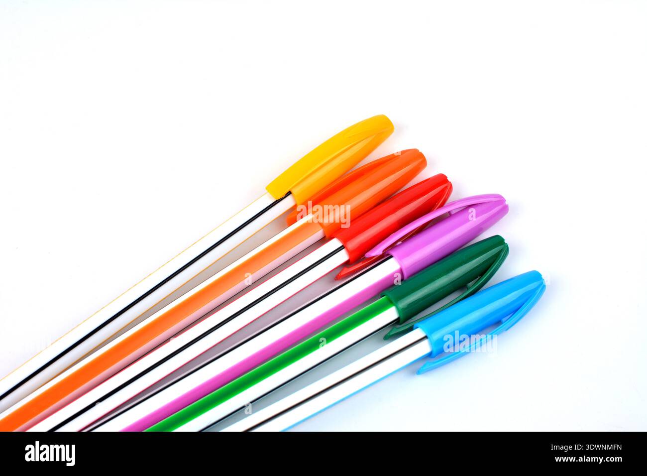 Nahaufnahme des mehrfarbigen Kugelschreibers .Kugelschreiber. Auswahl an Griffen. Farbige Stifte. Tintenstifte zum Schreiben. Stifte liegen auf der Notizblock-Seite. Offic Stockfoto