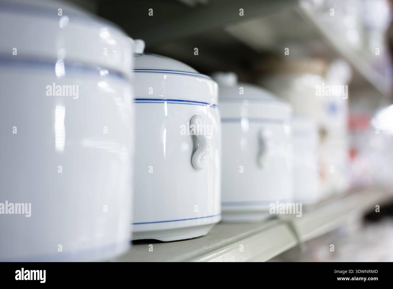 Weiße Keramiktöpfe mit blauer Zierleiste im Küchengeschäft, Shanghai China Stockfoto