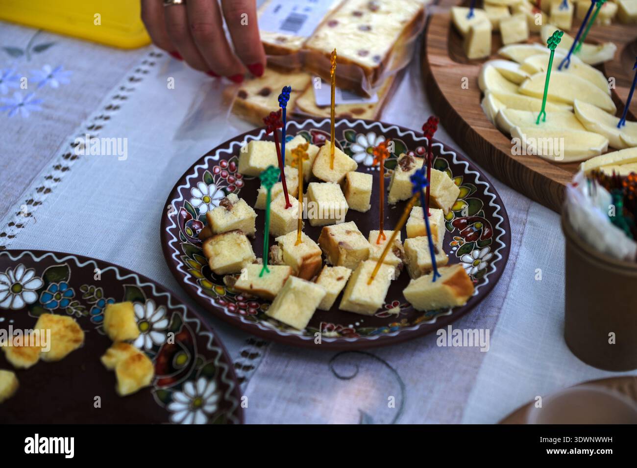 Verkostung von Käsegericht mit Holztisch mit Kräutern und Früchten. Essen für Wein und romantische Käsedelikatessen. Menüdesign horizontal. Draufsicht. Stockfoto