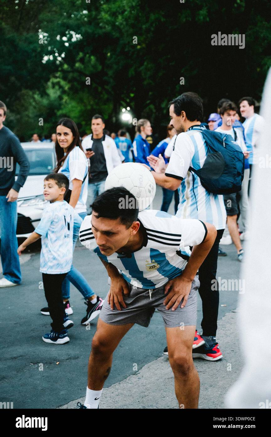 BUENOS AIRES, ARG - 25. März 2025: Ein Fan führt vor Argentinien gegen Brasilien einen Nackenstall-Freestyle-Move durch. (Foto: Juliano Ferreira) Stockfoto