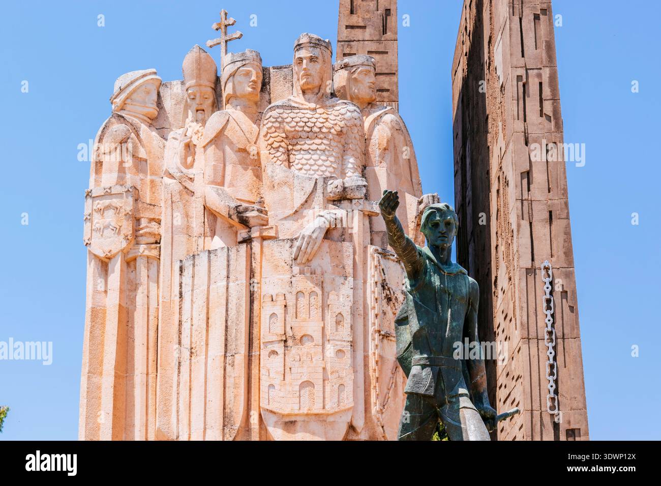 Denkmal für die Schlacht von Las Navas de Tolosa. Bronzefigur des Hirten Martín Halaja und christlicher Führer, von rechts nach links, Peter II. Der Catholi Stockfoto