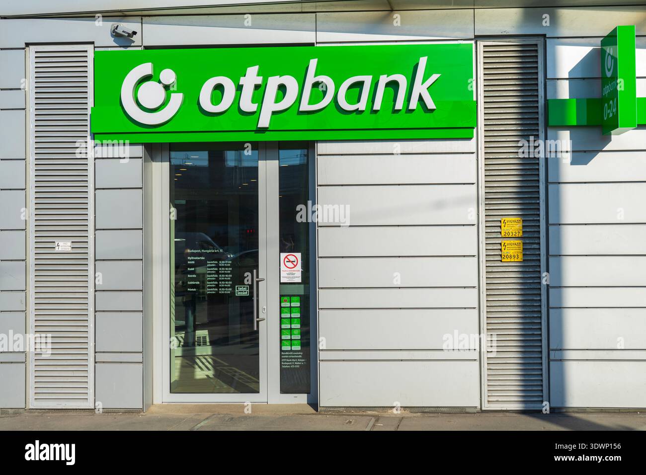 Einstieg in eine Zweigstelle der OTP Bank, Ungarns größtes Finanzinstitut und ein wichtiger Akteur im mitteleuropäischen Bankensektor. Stockfoto