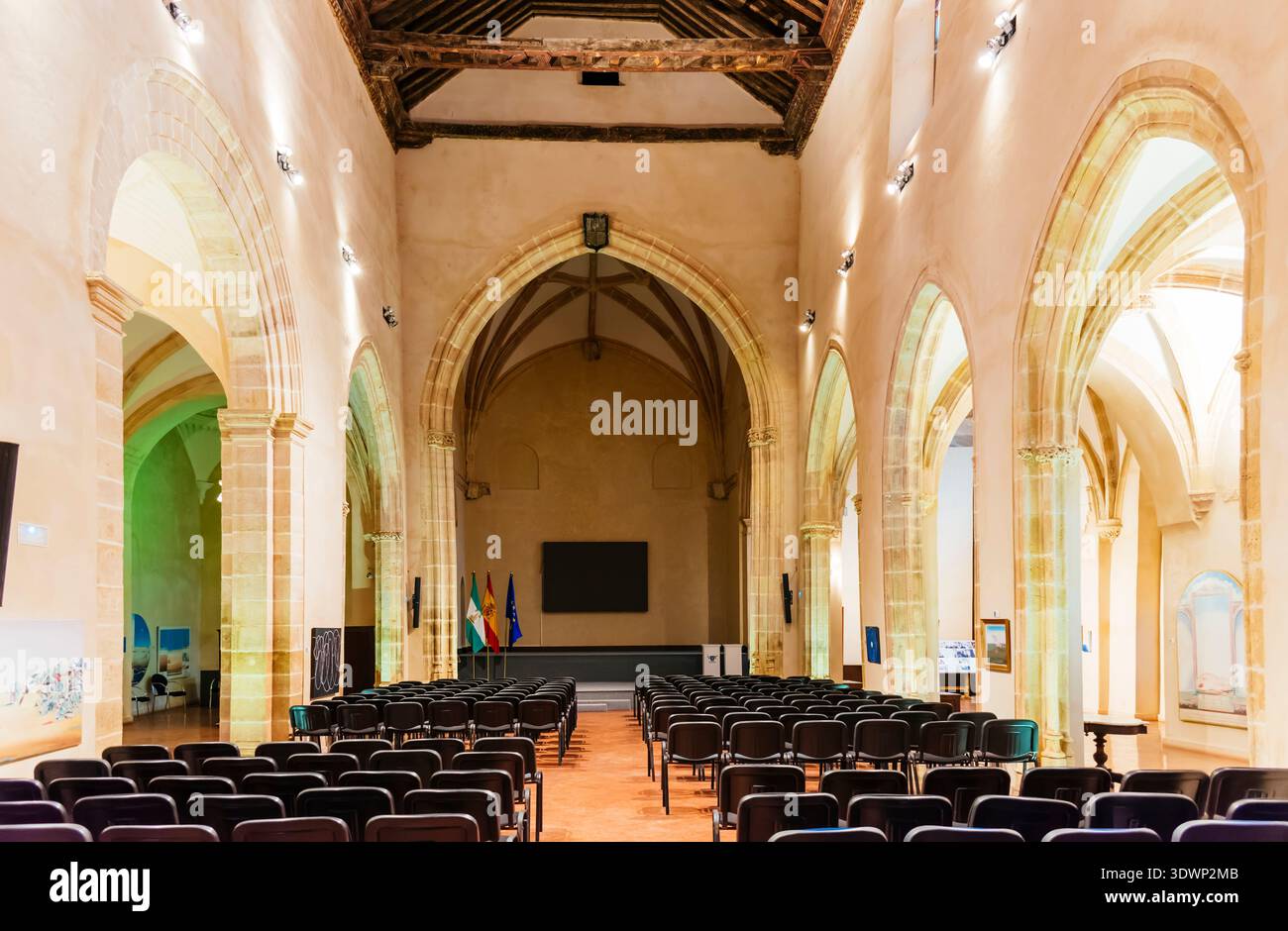 Auditorium in der alten entweihten Kirche. Kloster St. Dominic. Dieses Gebäude war das Hauptquartier des Inquisitionsgerichts und dessen Bau Stockfoto