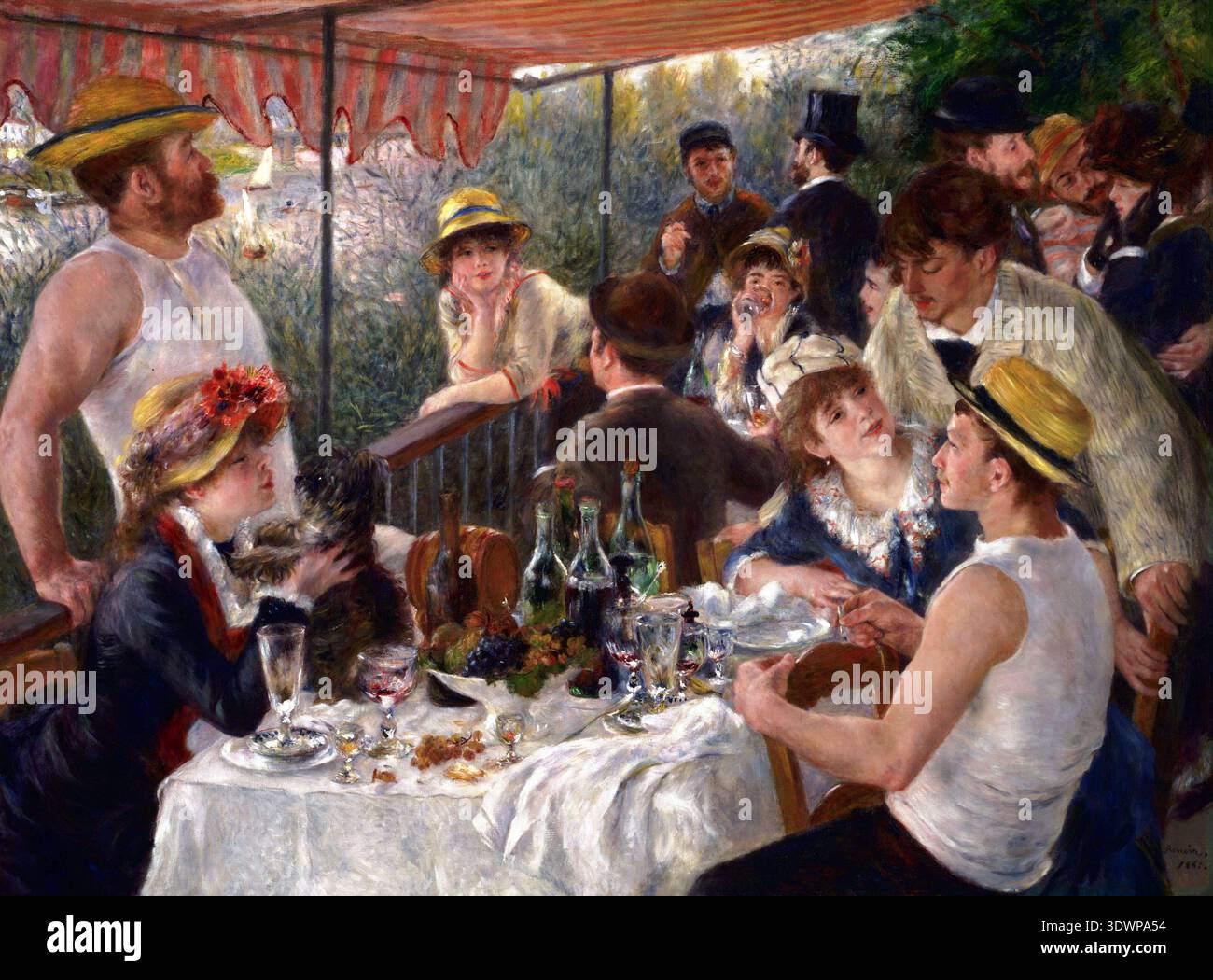 Pierre-Auguste Renoir's „Mittagessen der Bootsparty“ (um 1880) zeigt eine lebhafte Zusammenkunft von Freunden, die ein gemütliches Nachmittagsessen auf einem Balkon mit Blick auf die seine genießen. Das impressionistische Gemälde fängt die unbeschwerte Kameradschaft und die individuellen Interaktionen der verschiedenen Gruppen ein, darunter Künstler, Models, Schauspieler und Schriftsteller. Stockfoto