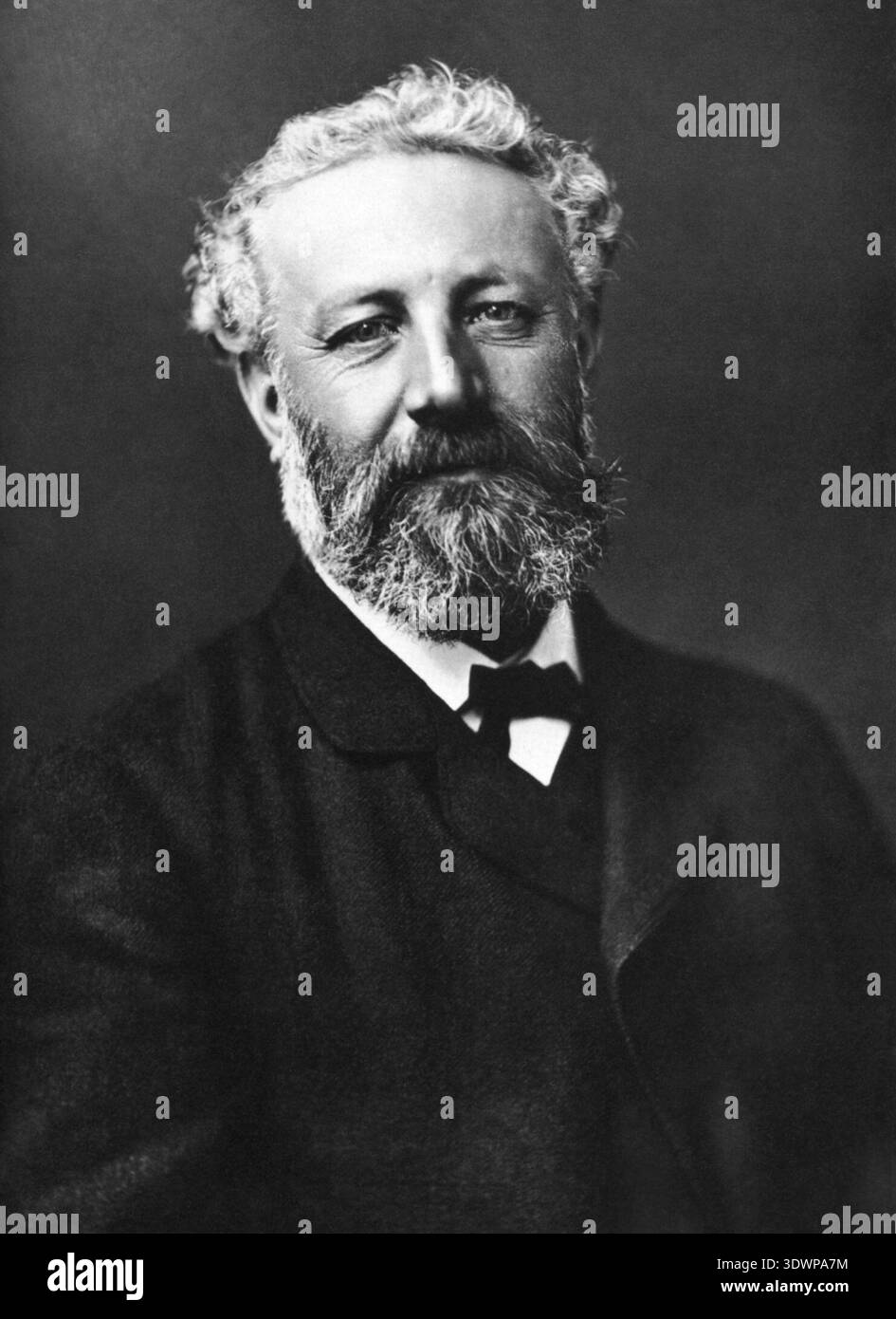 Dieses auffällige Schwarz-weiß-Porträt des französischen Schriftstellers Jules Verne wurde von dem Fotografen Nadar (Gaspard-Félix Tournachon) um 1878 aufgenommen. Verne, bekannt für seine bahnbrechenden Science-Fiction-Abenteuer, wird mit einem fließenden Bart und lockigen Haaren dargestellt, trägt einen dunklen Anzug und eine Fliege, die einen Hauch von intellektueller Anziehungskraft und kreativem Geist vermittelt. Stockfoto