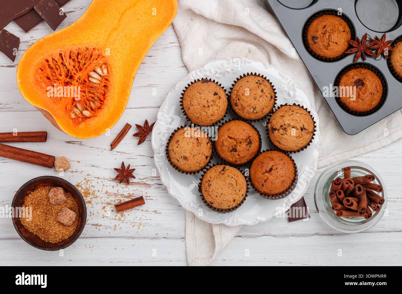 Frisch gebackene hausgemachte Kürbismuffins mit Schokolade und Gewürzen (Zimt, Sternanis, Kardamom). Gesunde hausgemachte Kuchen zum Frühstück. Selektiver lichtwellenleiter Stockfoto