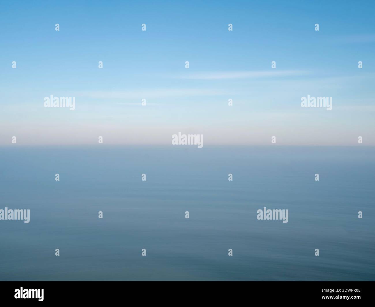 Blaues Meer und Himmel mit trübem Horizont Stockfoto