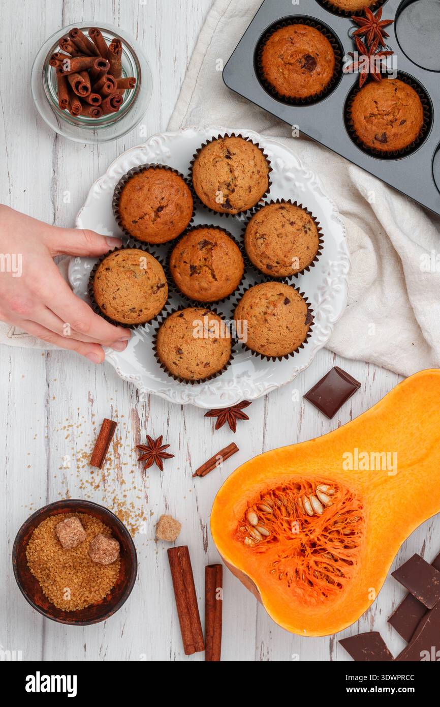 Frisch gebackene hausgemachte Kürbismuffins mit Schokolade und Gewürzen (Zimt, Sternanis, Kardamom). Gesunde hausgemachte Kuchen zum Frühstück. Selektiver lichtwellenleiter Stockfoto