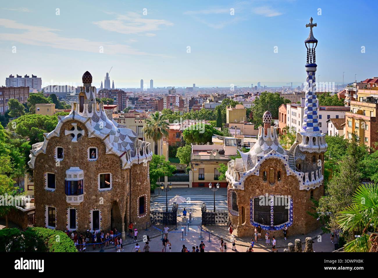 Der Blick vom Park Güell über die Stadt Barcelona mit der Sagrada Familia in der Ferne Stockfoto