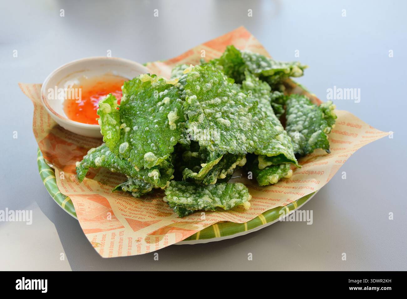 Ein Teller gebratene Maulbeerblätter. Es ist ein klassisches asiatisches Gericht, das in China, Thailand, Singapur, Malaysia, Vietnam, Indonesien usw. beliebt ist. frisch Stockfoto